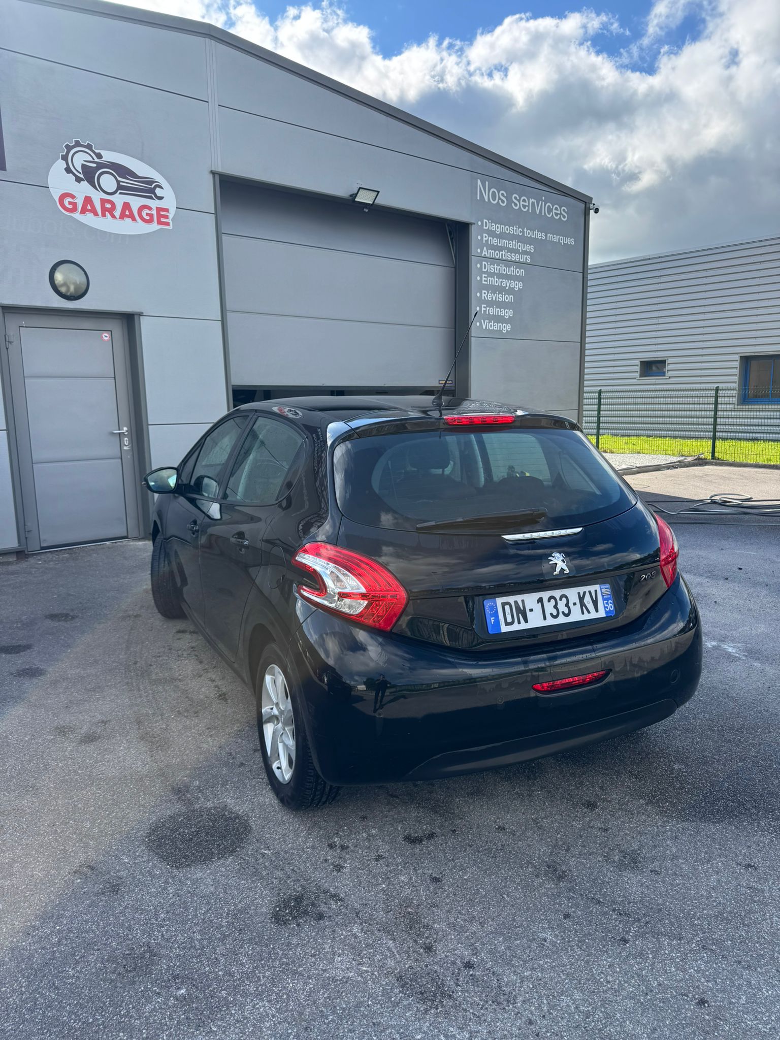 
								PEUGEOT 208 full									